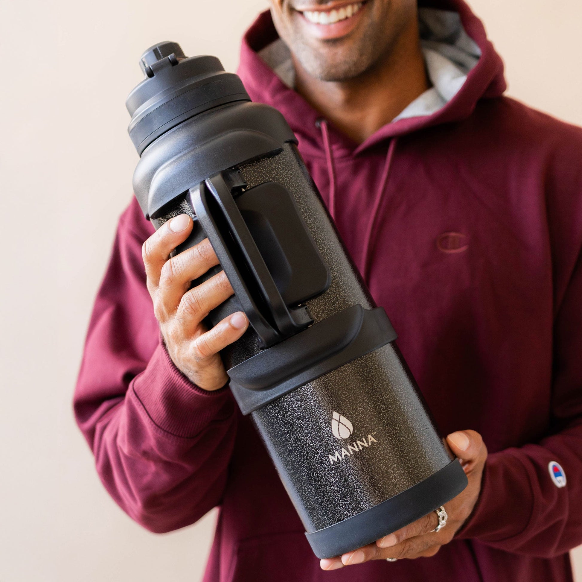 4l-titan-bottle-135-oz-k3 5Manna_Website_Lifestyles-29.jpg